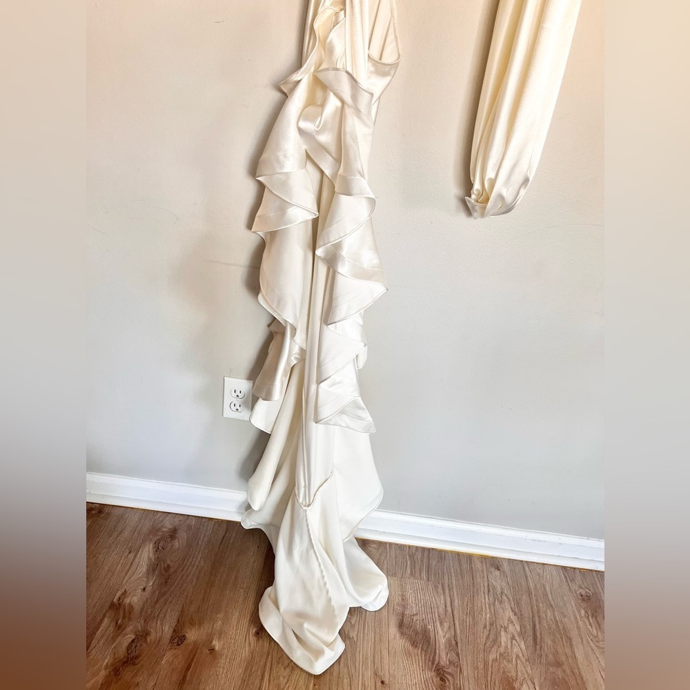 Bronx And Banco One Sleeve Cut Out Bridal Gown Size Large - Picture 8 of 10